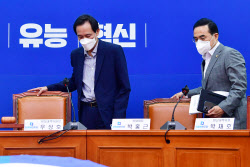 [포토]더불어민주당 비상대책위원회의 참석하는 우상호-박홍근                                                                                                                                              