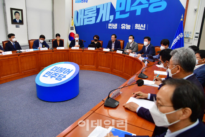 더불어민주당 비상대책위원회의 주재하는 우상호 위원장                                                                                                                                              