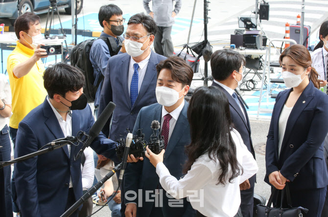 이준석, 與 비대위 가처분 심문 출석…"기각?인용 고민하지 않아"                                                                                                                           