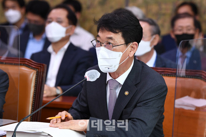 질의에 답하는 최응천 문화재청장                                                                                                                                                                   