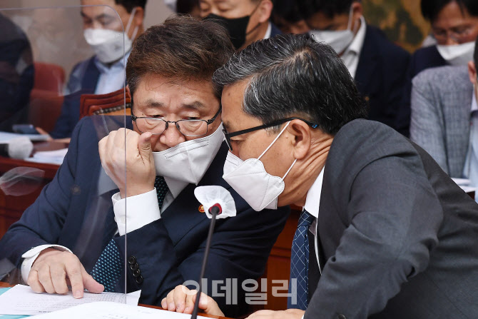 이야기 나누는 박보균 문화체육관광부 장관-전병극 1차관                                                                                                                                             