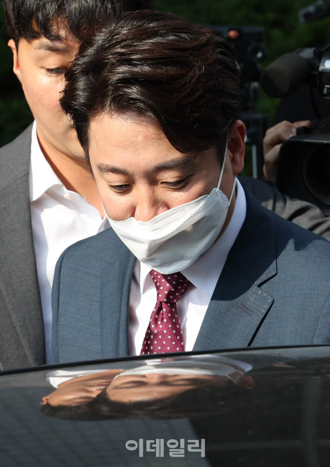 심문 마치고 법원 나서는 이준석 국민의힘 전 대표                                                                                                                                                   