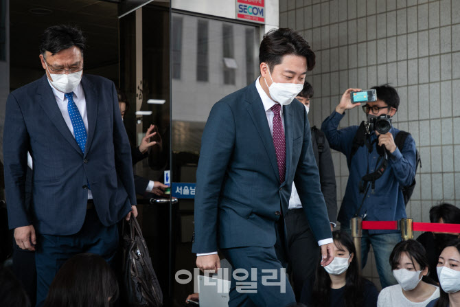 심문 마치고 법원 나서는 이준석 전 대표                                                                                                                                                            