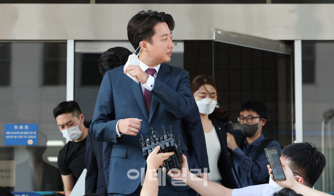 마스크 벗는 이준석 전 대표                                                                                                                                                                        