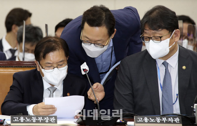 환노위에서 권기섭 차관과 이야기 나누는 이정식 장관                                                                                                                                                