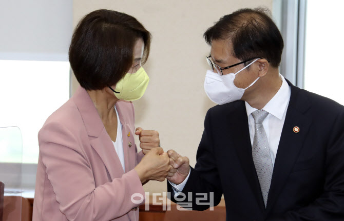 인사 나누는 이정식 고용노동부 장관-이은주 정의당 비대위원장                                                                                                                                       