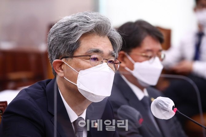 질의에 답변하는 김상환 법원행정처장                                                                                                                                                               