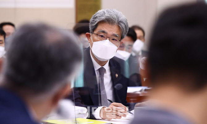 의원들 질의에 답변하는 김상환 법원행정처장                                                                                                                                                        