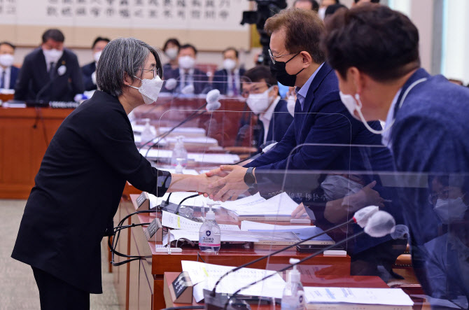 국회 온 김영란 양형위원장                                                                                                                                                                         