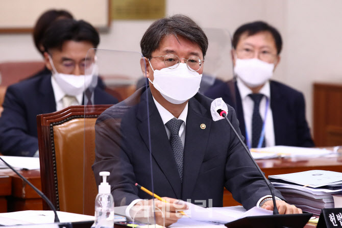 답변하는 김정원 헌법재판소사무차장                                                                                                                                                                