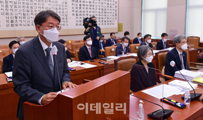 법사위 전체회의에서 업무보고하는 김정원 헌법재판소 사무차장                                                                                                                                       
