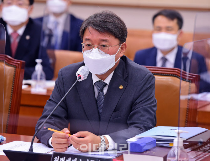 법사위 전체회의 참석한 김정원 헌법재판소 사무차장                                                                                                                                                 