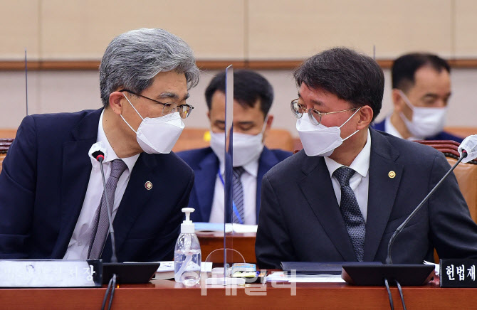 법사위 전체회의 참석한 김상환 법원행정처장-김정원 헌법재판소 사무차장                                                                                                                             