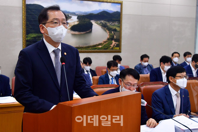 결산보고하는 조승환 해양수산부 장관                                                                                                                                                               