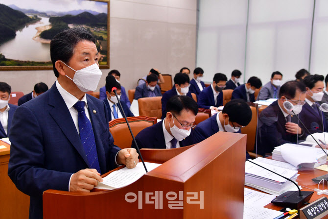 결산보고하는 남성현 산림청장                                                                                                                                                                      