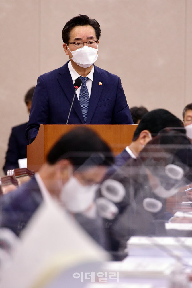 국회 농림축산식품해양수산위원회 전제회의에서 결산보고하는 정황근 농림부 장관                                                                                                                      