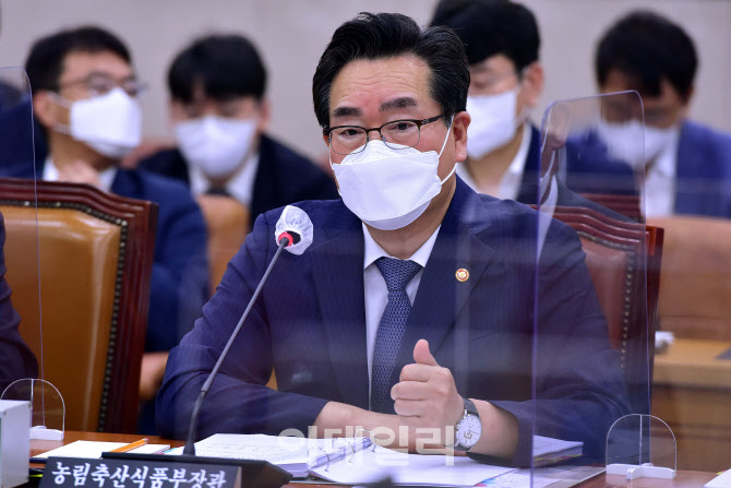 의원들 질의받는 정황근 농림축산식품부 장관                                                                                                                                                        