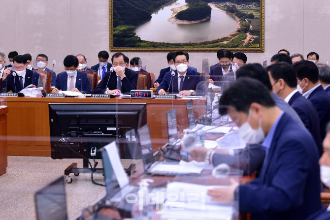 질의받는 정황근 농림축산식품부 장관                                                                                                                                                               