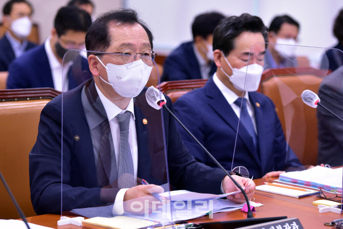 질의받는 조승환 해양수산부 장관                                                                                                                                                                   