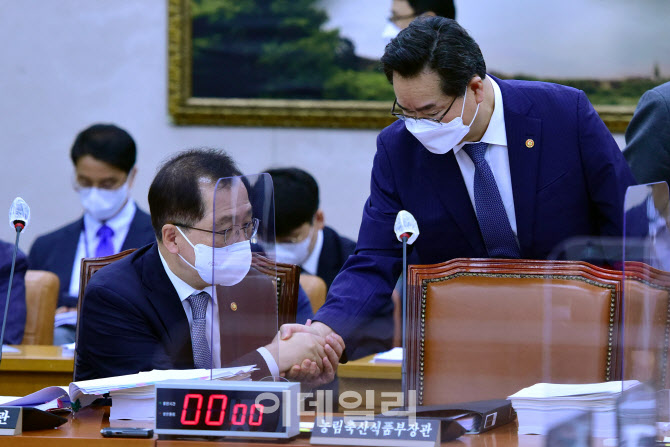 인사 나누는 정황근-조승환                                                                                                                                                                         