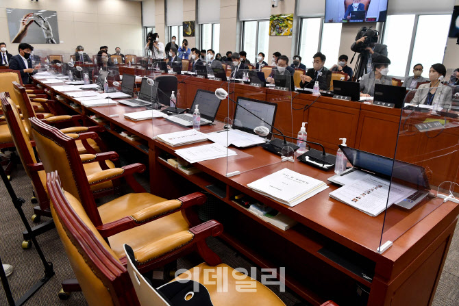 국회 과학기술정보방송통신위원회 전체회의에서 퇴장한 국민의힘 의원들                                                                                                                               