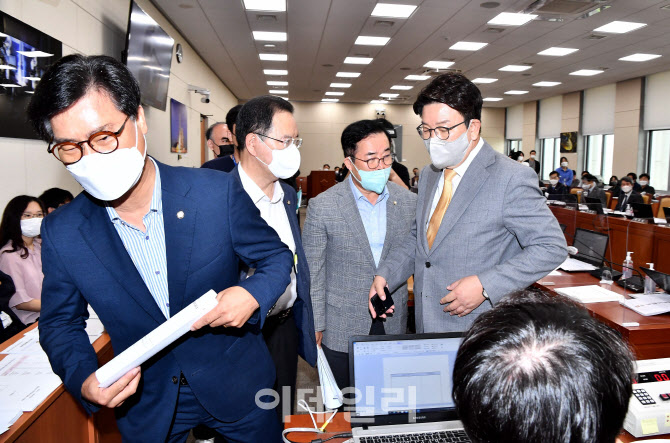 과학기술정보방송통신위원회 전체회의에서 퇴장하는 국민의힘 의원들                                                                                                                                  