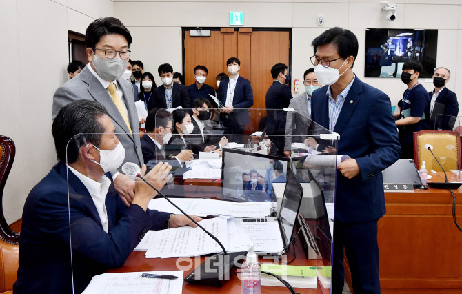 국회 과학기술정보방송통신위원회 전체회의에서 항의하는 국민의힘 의원들                                                                                                                             