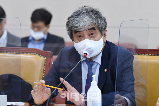 질의에 답하는 한상혁                                                                                                                                                                              