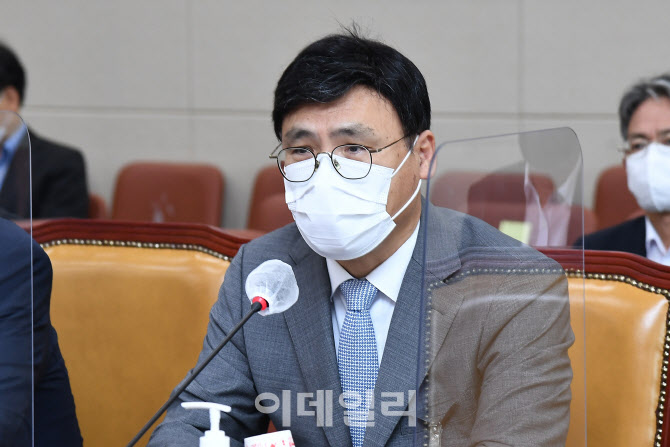 질의에 답하는 김의철 한국방송공사 사장                                                                                                                                                            