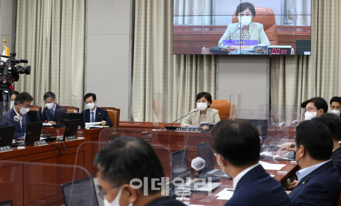 국회 정치개혁특별위원회 전체회의 첫 회의 주재하는 남인순 위원장                                                                                                                                   