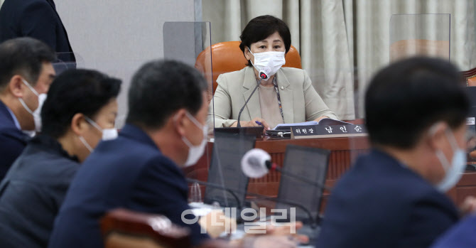 정치개혁특별위 전체회의 주재하는 남인순 위원장                                                                                                                                                    