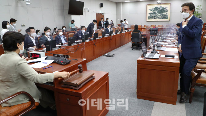 정치개혁특별위 첫 전체회의 주재하는 남인순 위원장                                                                                                                                                 