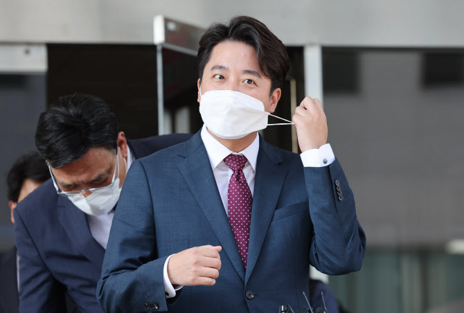 Lee Jun-seok wins injunction … Park Ji-gained “I turned a soybean meal spouse and children”