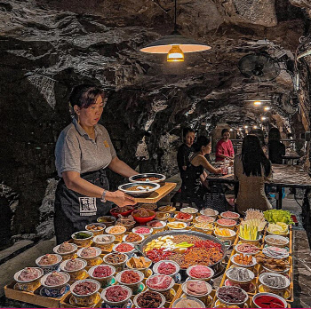 "땅 위 너무 더워"…中, 지하 방공호 식당 '성황'