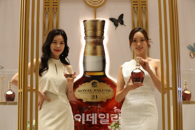 높은 희소성과 예술적 풍미를 모두 갖춘 로얄살루트 21년 블렌디드 그레인                                                                                                                             
