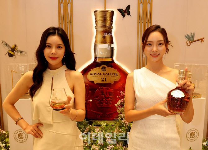 정규 라인업으로 첫 선보인 '로얄살루트 21년 블렌디드 그레인'                                                                                                                             