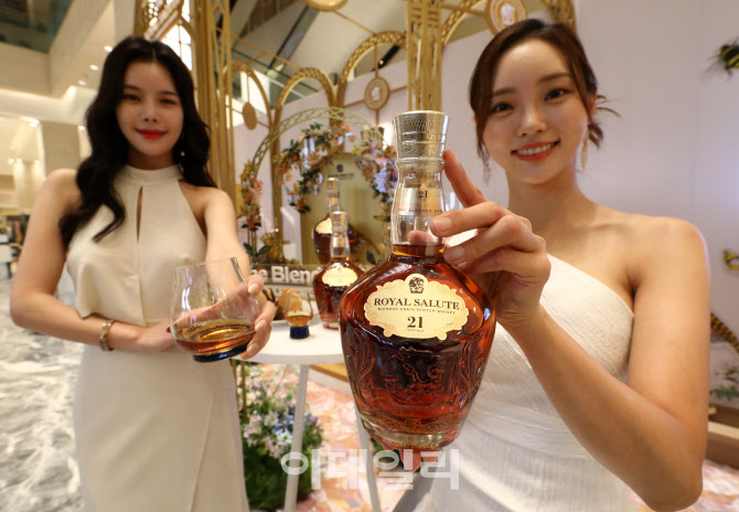 '로얄살루트 21년 블렌디드 그레인', 브랜드 최초 투명 유리 보틀에 담겨                                                                                                                    
