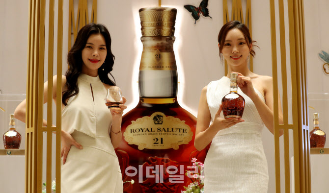 투명 유리 보틀에 담긴 '로얄살루트 21년 블렌디드 그레인'                                                                                                                                 