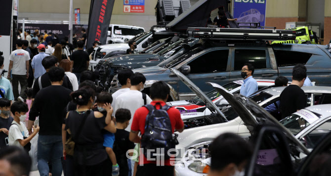 관람객들로 붐비는 '2022 오토살롱위크' 마지막날                                                                                                                                          