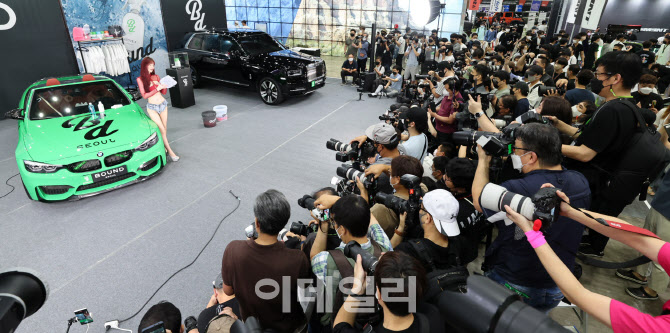 관람객들로 붐비는 '2022 오토살롱위크'                                                                                                                                                   