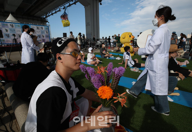 '멍 때리는 중'                                                                                                                                                                          