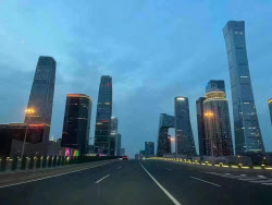 불꺼진 상점·텅 빈 도로…'베이징 봉쇄' 일촉즉발[중국은 지금]