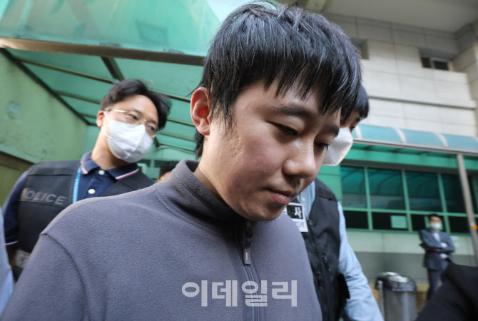 중앙지검 송치되는 신당역 살인 가해자 전주환                                                                                                                                                       