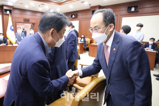 관계자들과 인사 나누는 추경호 부총리                                                                                                                                                              