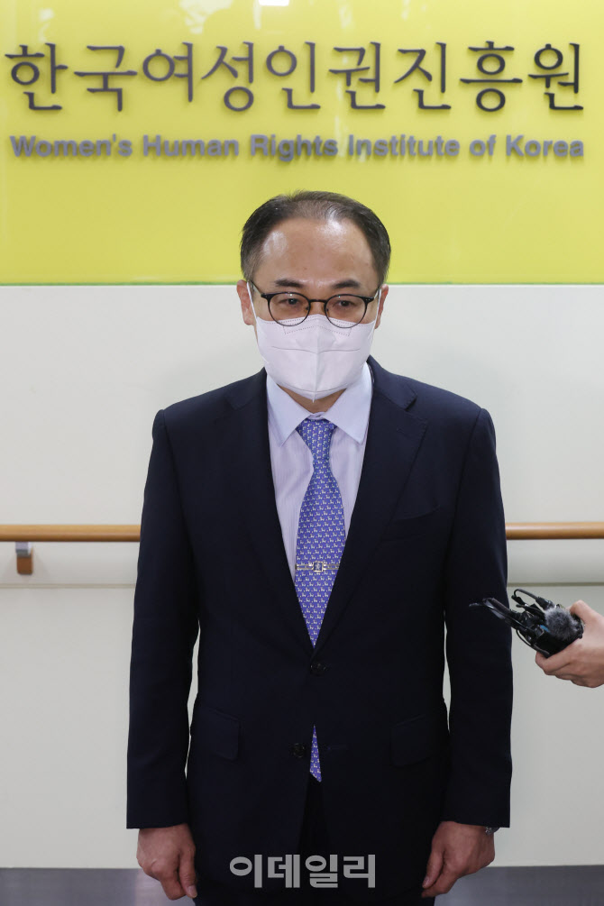 취재진 질문에 답하는 이원석 검찰총장                                                                                                                                                              