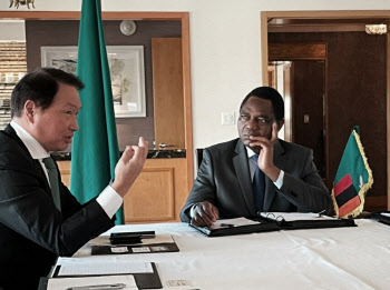 최태원 회장, 美 뉴욕서 공급망 챙겨…잠비아 대통령 면담