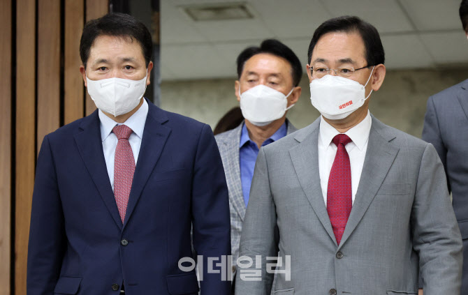 '원내대책회의 참석하는 주호영'                                                                                                                                                          