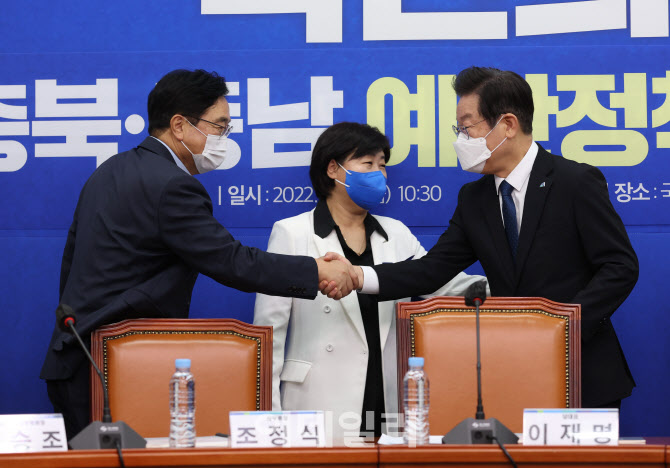 충북·충남 예산정책협의회, '악수하는 이재명-우원식'                                                                                                                                     