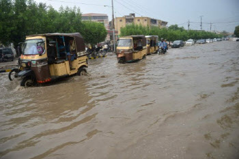 중국은 최악의 가뭄, 파키스탄은 대홍수…“기후위기, 개도국 피해 커"