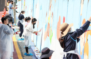 코트라, 서울나래학교 담벼락에 벽화그리기 봉사활동